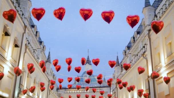 Rött hjärta form ballonger vajade i vinden — Stockvideo