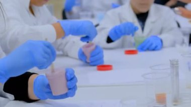 Sümük oyuncak yapma gençler