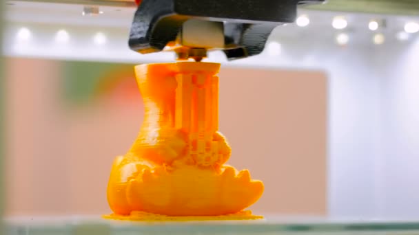 プリンターの自動ズーム インチ 添加物の技術および未来のコンセプト 現代技術展オレンジ グッズ ドラゴンのプラモデルを印刷機 — ストック動画