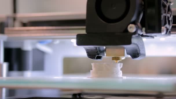 Mesin pencetakan tiga dimensi mencetak model 3D fisik — Stok Video