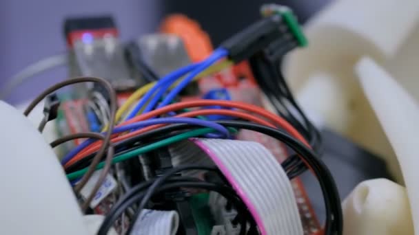 Cerebro de robot con cables y chip — Vídeos de Stock