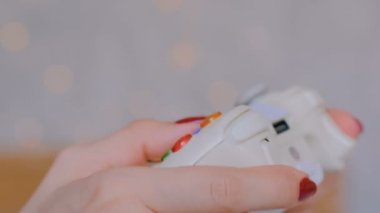 Oyun çubuğu veya gamepad kullanan kadın