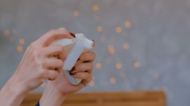 Oyun çubuğu veya gamepad kullanan kadın