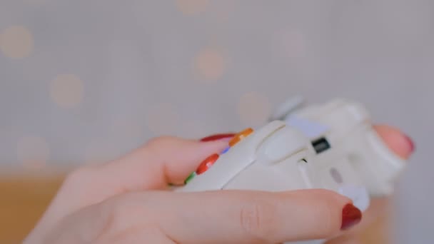 Mujer usando joystick o gamepad — Vídeo de stock