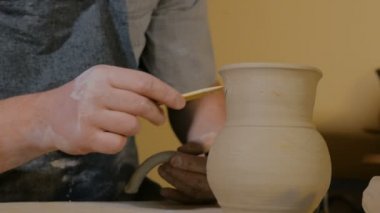 Atölyede çalışan profesyonel erkek çömlekçi.