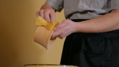 Potter yakmak için seramik ürünler hazırlıyor