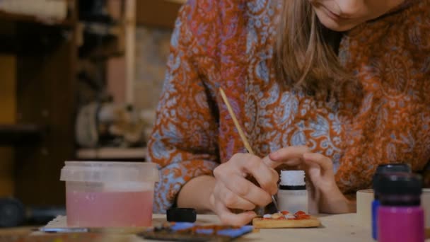 Profissional mulher oleiro pintura cerâmica lembrança ímã na oficina de cerâmica — Vídeo de Stock