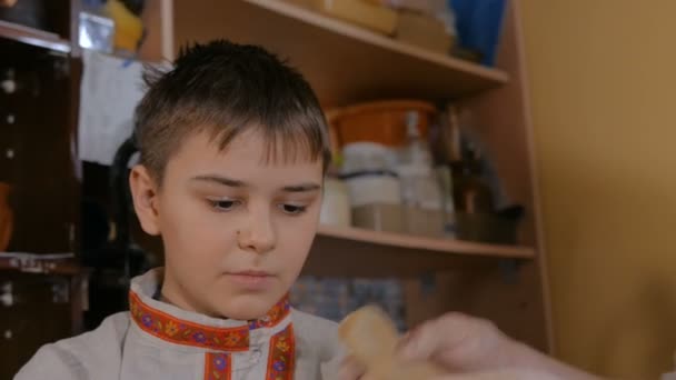 Potter mostrando cómo trabajar con cerámica en el estudio de cerámica — Vídeo de stock