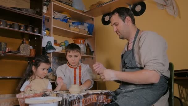 Potter pokazuje, jak pracować z ceramiki w pracowni garncarskiej — Wideo stockowe