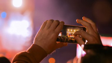 Adam siluet canlı müzik konser smartphone ile video kayıt eller