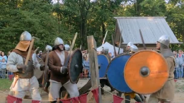 Воинствующие средневековые воины, сражающиеся на историческом фестивале — стоковое видео