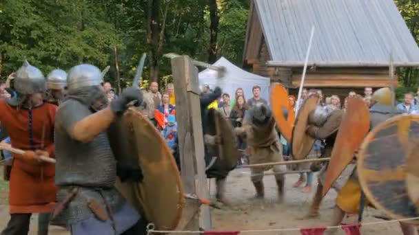 Militante mittelalterliche Krieger kämpfen bei historischem Fest — Stockvideo