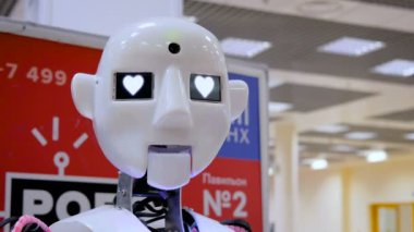 Robotik gösteride beyaz robot kafası