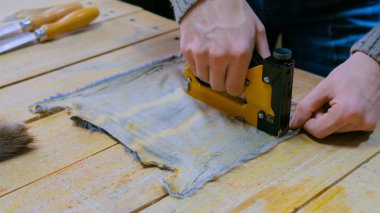 Skinner vizon kürklü deriyle çalışıyor.