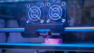 Üç boyutlu yazdırma makinesi fiziksel 3B modeli yazdırır