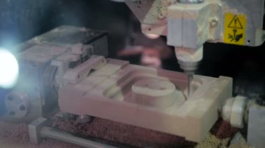 İş sırasında CNC oyma makinesi