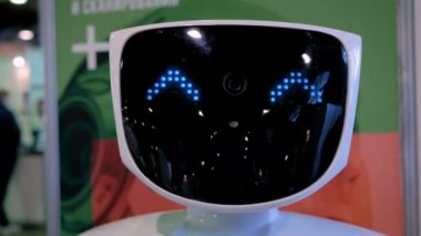 Robot Show'da mavi gözlü beyaz robot