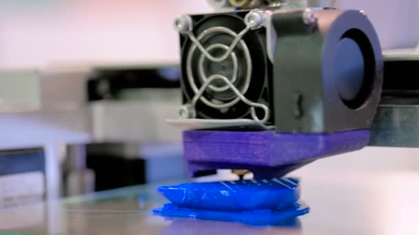 Автоматична тривимірна 3D-принтерна машина, що працює на технологічній виставці — стокове відео