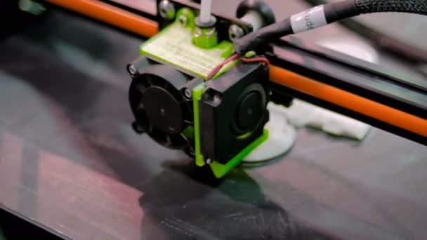 Moderne 3D-Drucker drucken Plastikmodell — Stockvideo