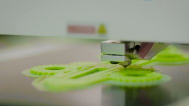 Modern 3D yazıcı makinesi plastik model yazdırıyor