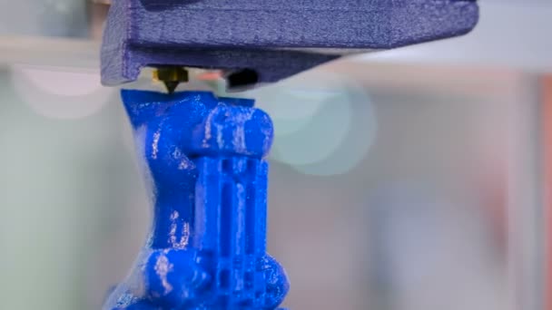 플라스틱 모델을 인쇄하는 현대 의 3D 프린터 기계 — 비디오