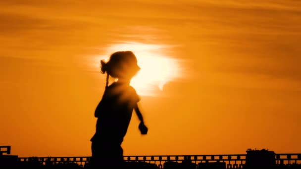 Kleine meisje silhouet leert om te dansen — Stockvideo