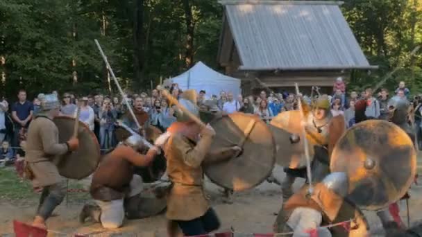 Militantes guerreiros medievais lutando no festival histórico — Vídeo de Stock