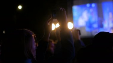 Akıllı telefon ile canlı müzik konseri kadın siluet kayıt videosu