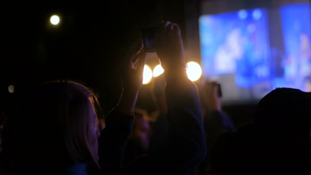 Mujer silueta grabación de vídeo de concierto de música en vivo con teléfono inteligente — Vídeo de stock