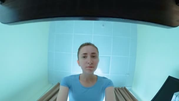 Kvinnan tar kosmetika från låda — Stockvideo