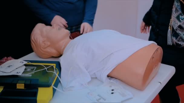 Dospívající dívka se snaží resuscitační techniky — Stock video