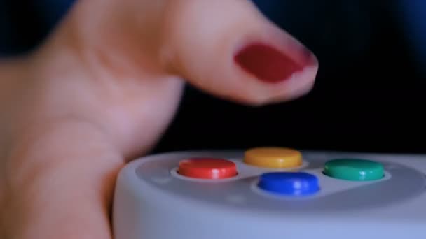 Mujer jugando videojuegos — Vídeo de stock