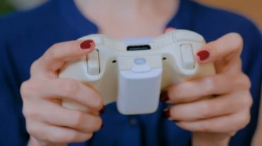 Oyun çubuğu veya gamepad kullanan kadın