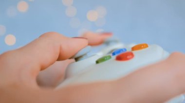 Oyun çubuğu veya gamepad kullanan kadın