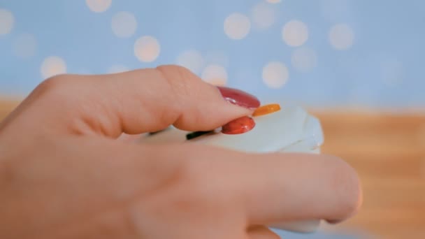 Femme tenant une manette et jouant à des jeux vidéo à la maison 