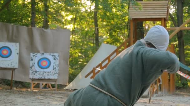带木制弓箭的男性弓箭手 — 图库视频影像