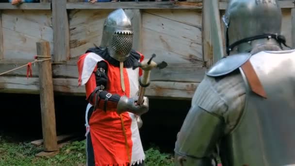 Два средневековых рыцаря сражаются — стоковое видео