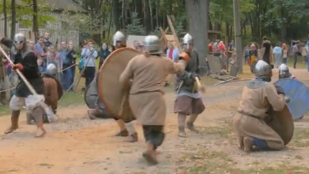 Militantní středověcí bojovníci bojující na historickém festivalu — Stock video