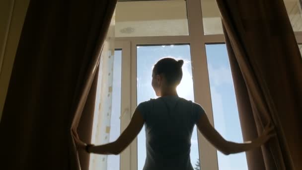Mulher abertura cortinas de janela — Vídeo de Stock