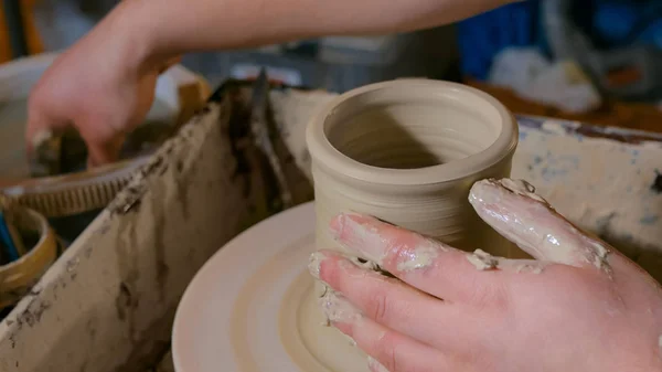Pote de alfarero profesional en taller de cerámica — Foto de Stock