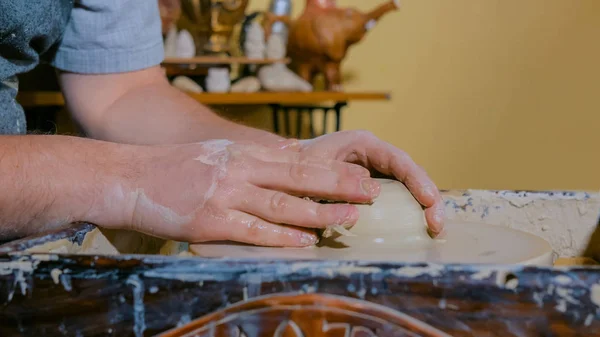Taza de alfarero profesional en taller de cerámica — Foto de Stock