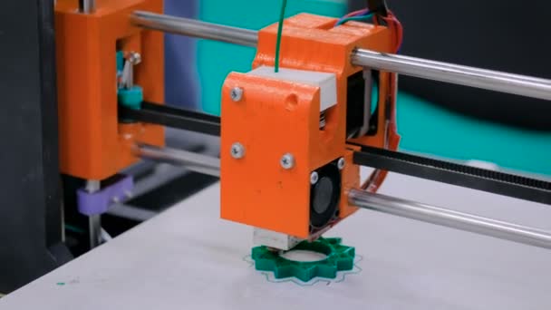 Imprimante 3D orange pendant le travail — Video