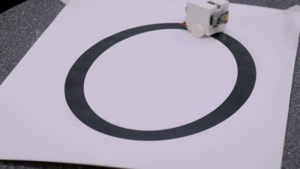 Μικρό χαριτωμένο ρομπότ diy — Αρχείο Βίντεο