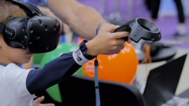Tinédzser fiú használ virtuális valóság headset technológiai show — Stock videók