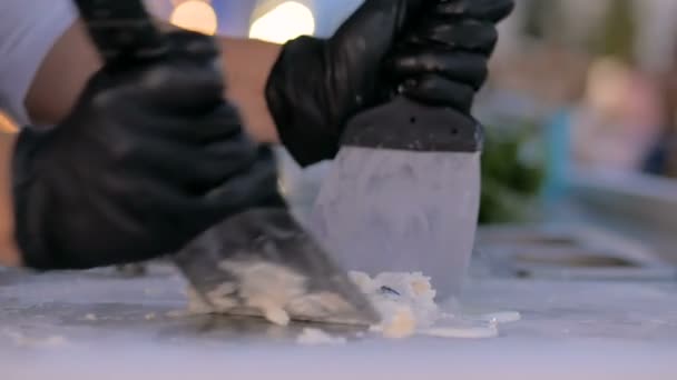 Готовит вручную приготовленное натуральное жареное мороженое — стоковое видео