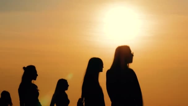 Mujeres bailando al atardecer — Vídeo de stock