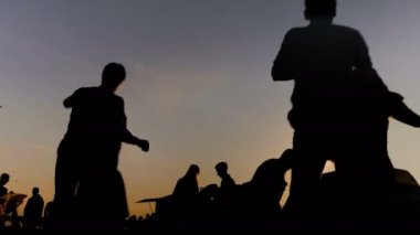 Bir grup insan dans etmeyi öğreniyor.