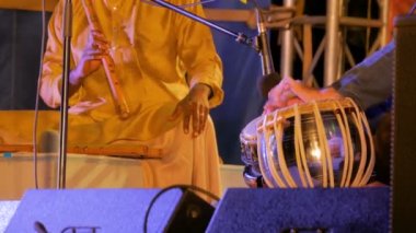 İki adam geleneksel Hint tabla davul ve flüt çalmaya