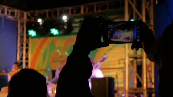 Kezek sziluett felvétel videó élő zenei koncert okostelefon — Stock videók