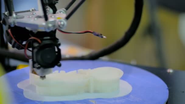 Machine d'impression tridimensionnelle imprime le modèle 3D physique — Video